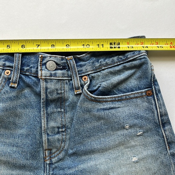 Levi’s Wedgie Jean Shorts - Picture 10 of 12